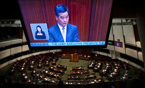 梁振英宣布暂停香港投资移居计划