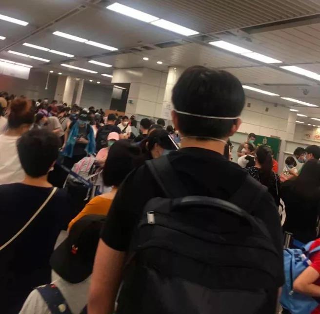 香港疫情加重，港人挤爆深圳湾口岸，出入境政策调整