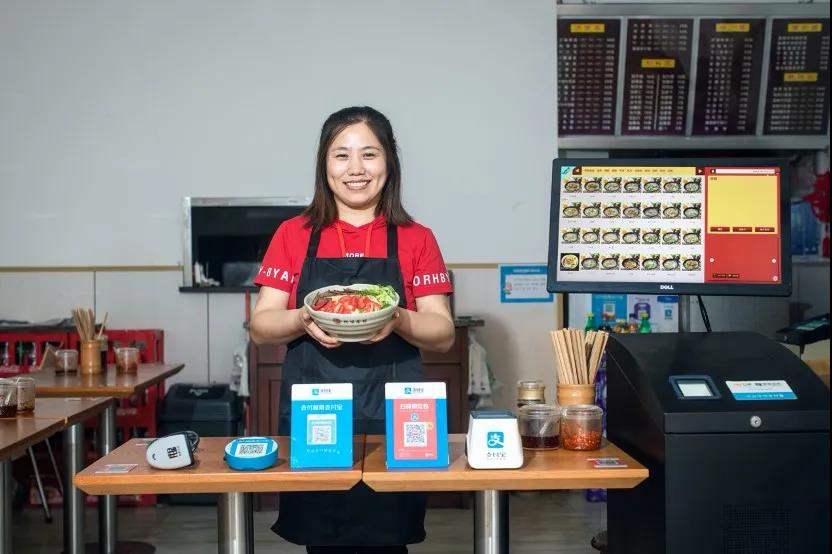 蚂蚁上市，香港市民砸锅卖铁疯抢！这个老板娘趁势火得一塌糊涂