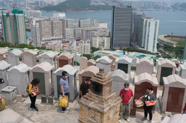 香港墓地现状，20万灵魂无处安放……