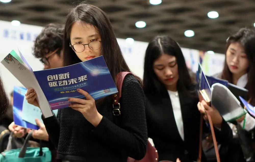 留学解析丨选这个月份去香港租房，房租便宜好几千！