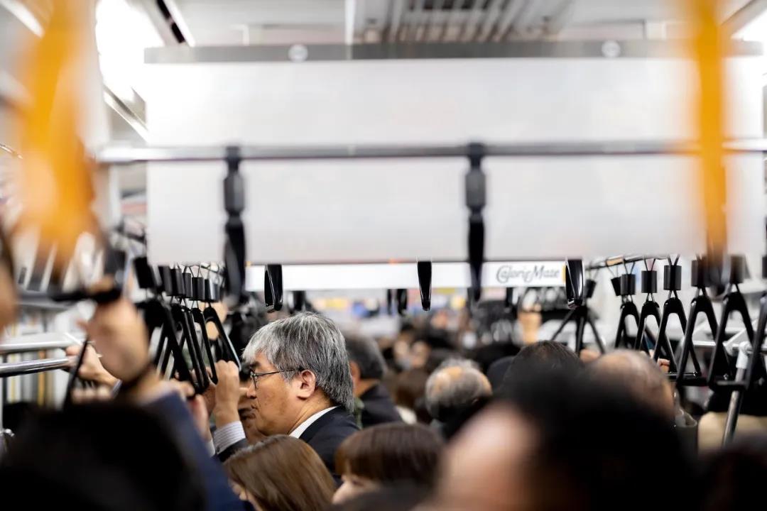 港府将接种疫苗定为通关必要条件！港铁送年票鼓励接种