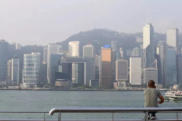 亲属办香港身份要什么条件？香港优才获批后要在香港居住吗？