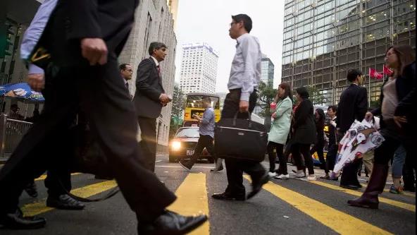 香港移民潮7万人离开，为什么中产反而不愿走？