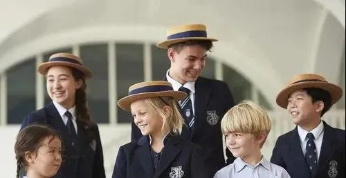 香港移民潮7万人离开，为什么中产反而不愿走？