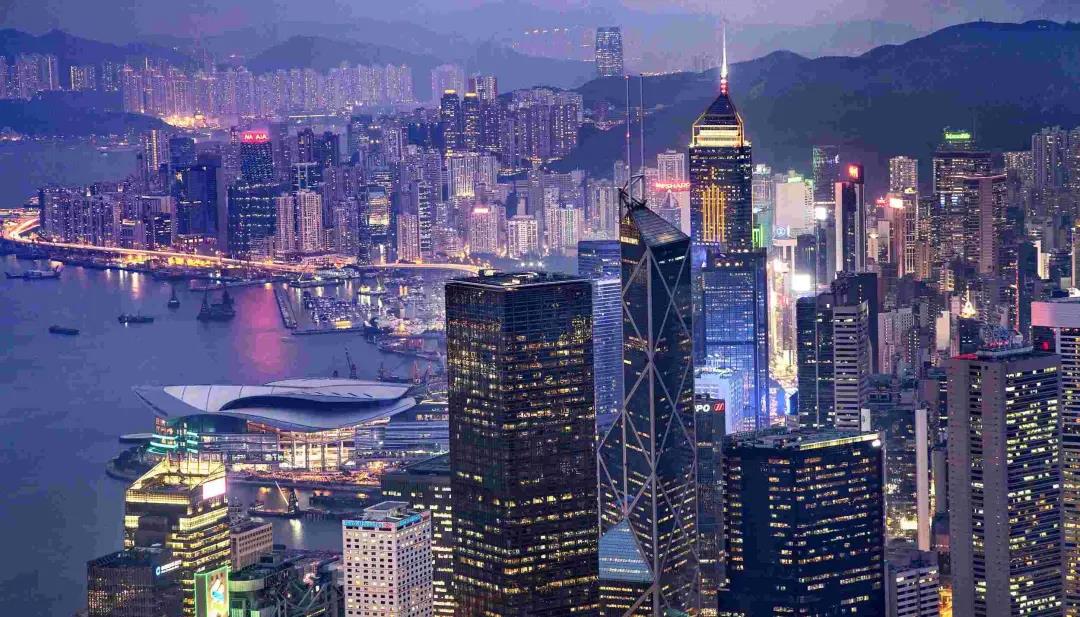 内地居民最低成本拿到香港身份的方式是什么？