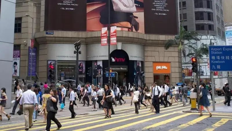 香港人“移民”，外国人留下，他们是怎么想的？
