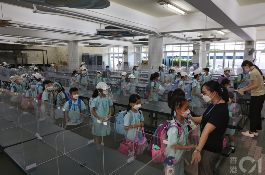 很多人知道，拿到香港身份成为香港本地生，可以享受香港官津学校15年的免费教育。 