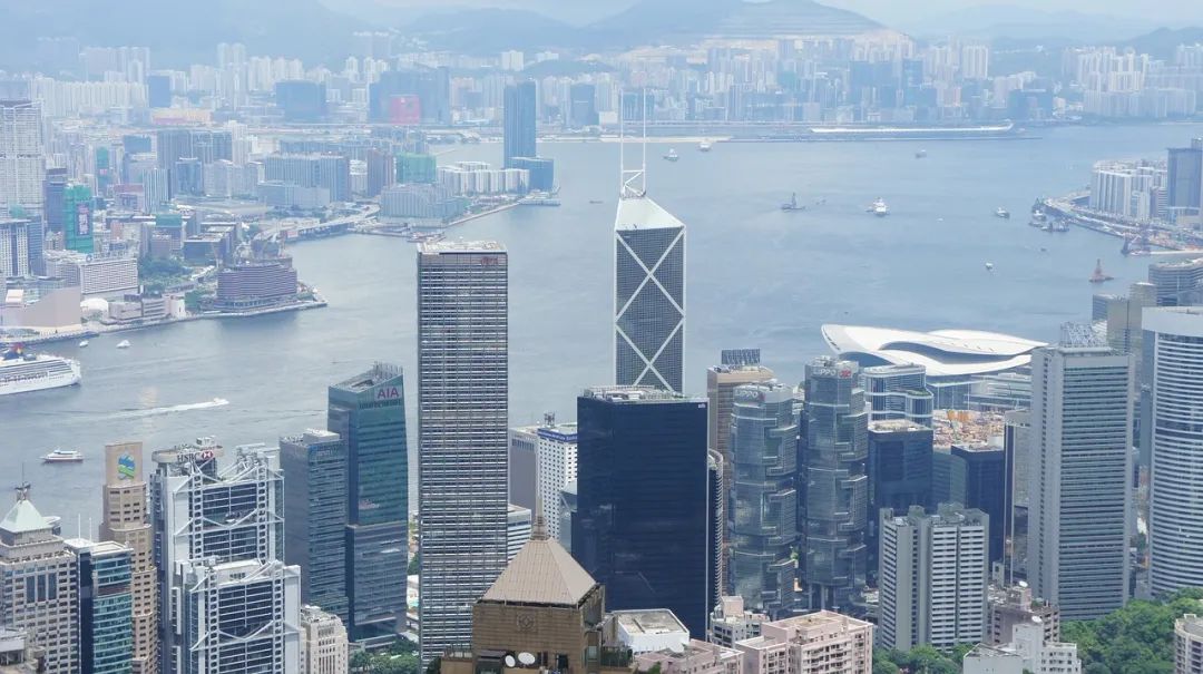 2400亿美元华人资产转移香港！？这波香港躺着赚麻了！