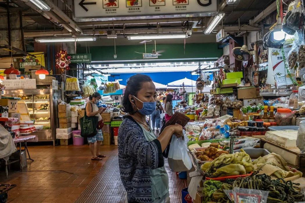 香港这40万人，拿低薪住阳台吃剩饭，却支撑着200万香港人的中产生活