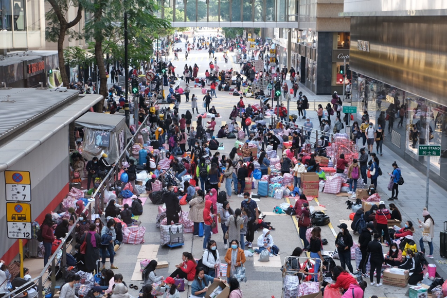 香港这40万人，拿低薪住阳台吃剩饭，却支撑着200万香港人的中产生活