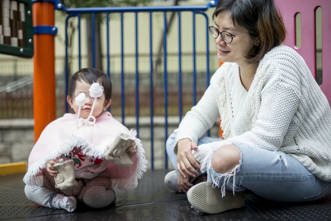 香港这40万人，拿低薪住阳台吃剩饭，却支撑着200万香港人的中产生活