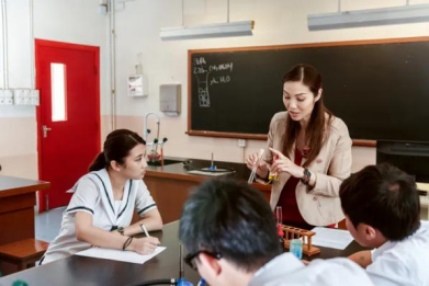 持有非本地学历可以在香港当教师吗？