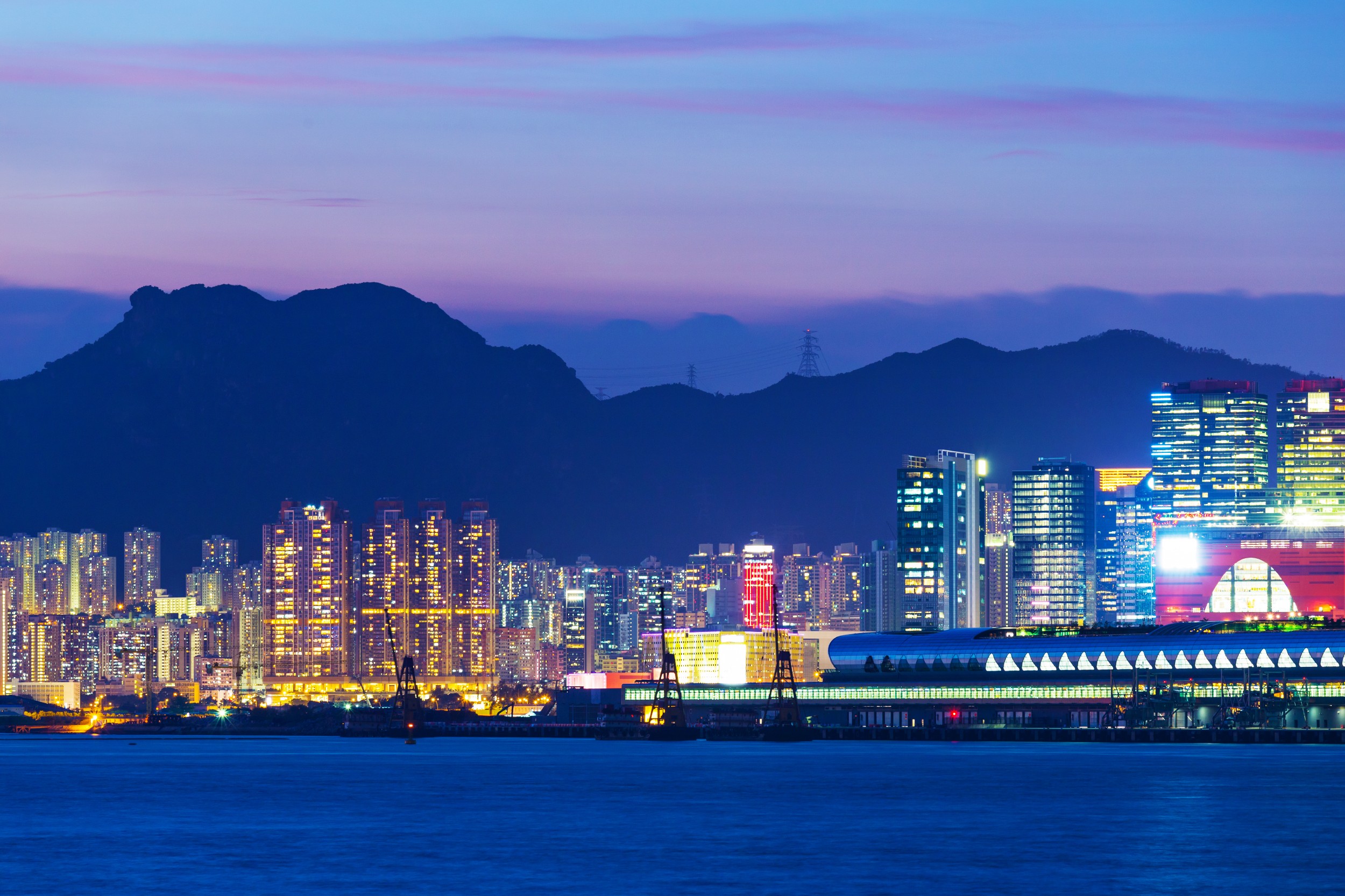 摄图网_321876642_晚上在香港的城市城市岩石地标天空摩天大楼商业巡航办公室公司景观港口（企业商用）.jpg