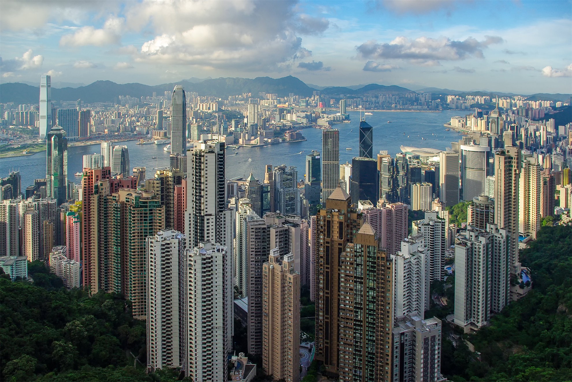 香港永居申请180天规定解读，每年要在香港居住多少天，才能放心续签转永居？
