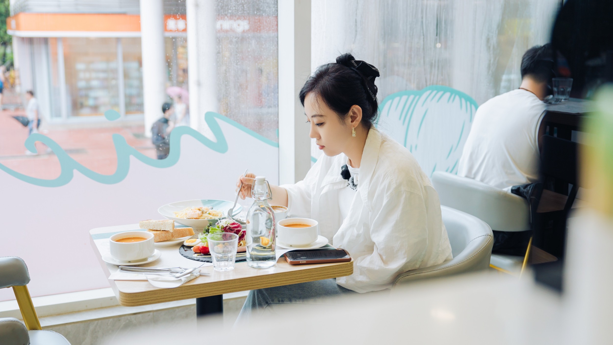 香港轻资产创业路径：在香港顶让一家店铺经营，平均18个月回本，还能续签身份！